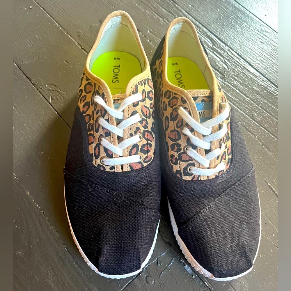 Toms Cordones animal print sneakers size 9
